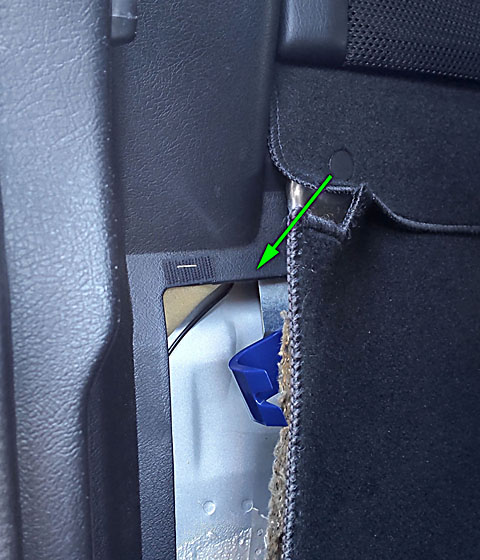 クオータートリム脇の穴_運転席側_.JPG